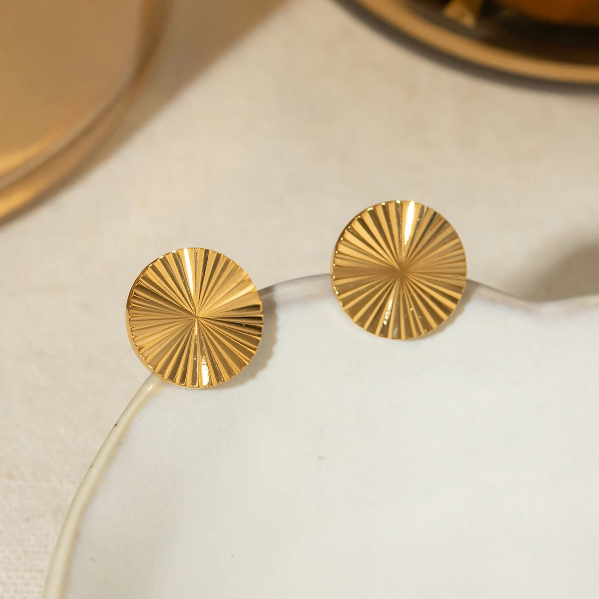 18K PVD-beschichtete Edelstahl-Ohrstecker in runder Sonnenform, hohe Qualität, geometrisch, wasserdicht, exquisite Schmuckgeschenke für Frauen
