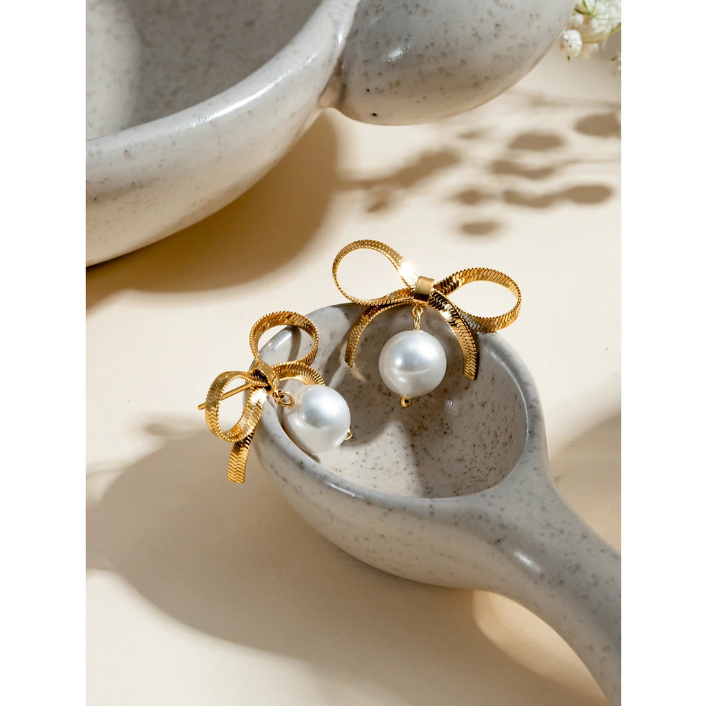 Boucles d'oreilles pendantes en acier inoxydable plaqué or 18 carats avec nœud papillon et perle blanche, étanches, texture métallique simple, bijoux tendance pour femme