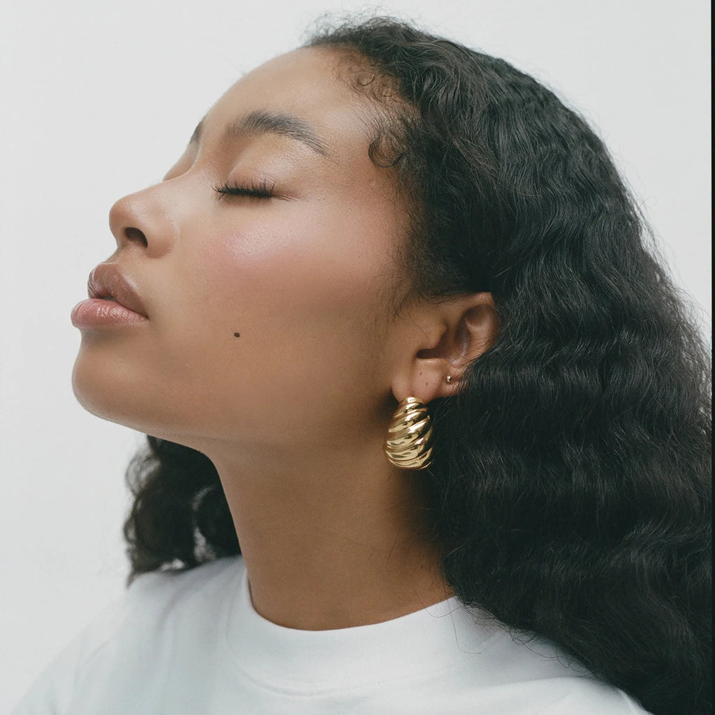 18K forgyldt rustfrit stål ovale geometriske glatte ribbede buttede øreringe Dame charms Metaltekstur Vandtætte smykker