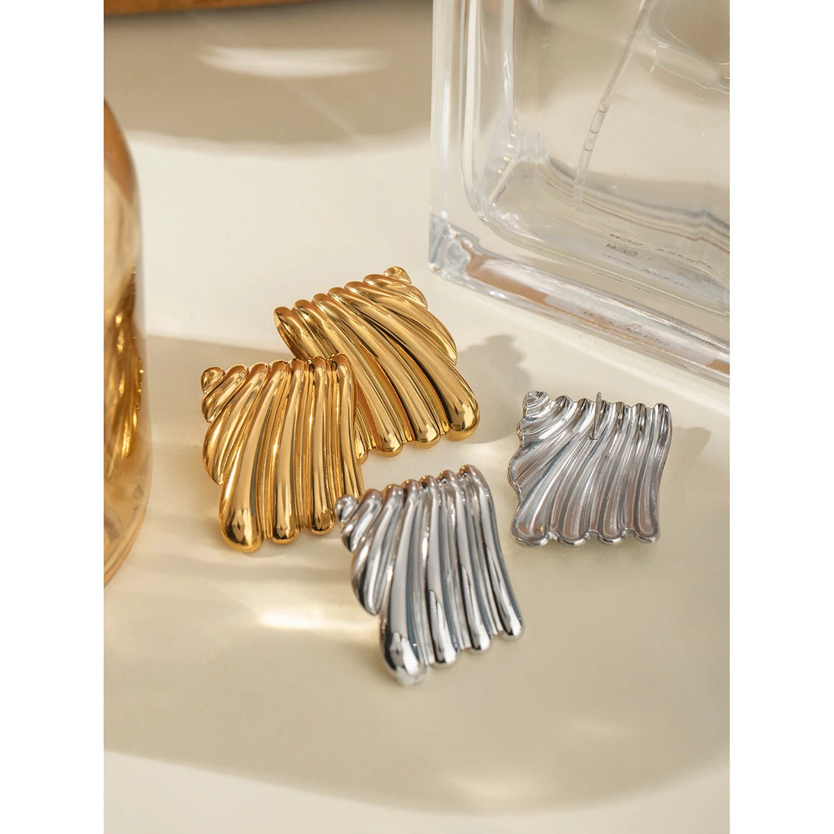 Nye trendy 18k forgyldte personlighed uregelmæssige plisserede øreringe Rustfrit stål Statement Stilfulde vandtætte smykker kvinder