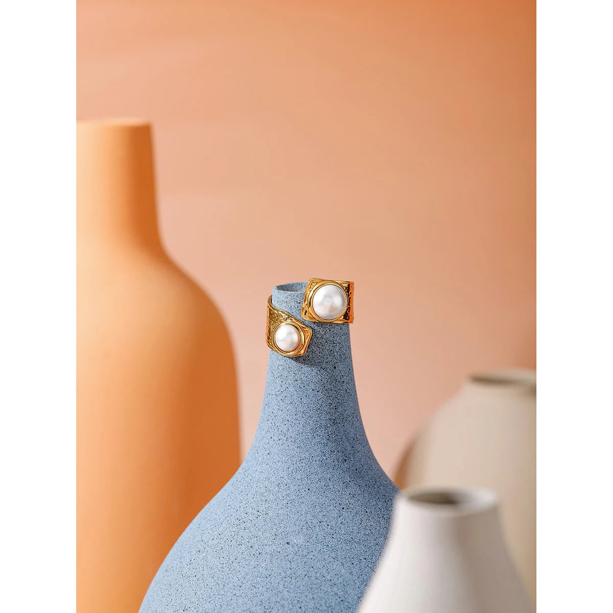 18k vergoldeter Edelstahl unregelmäßiger verdrehter offener Ring mit Perlenintarsie, Metallstruktur, geometrisch, hochwertige Charmschmuck