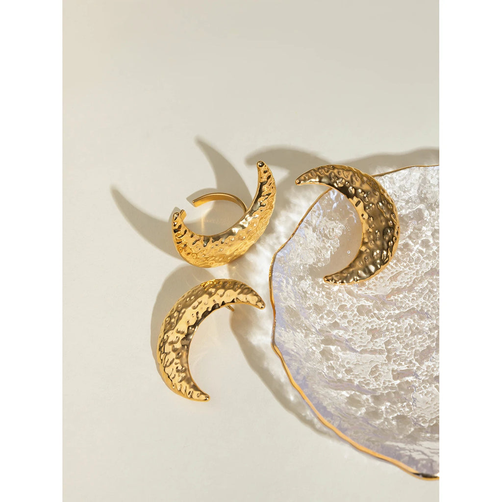 18K PVD-beschichtete trendige Edelstahl-Hammerstruktur Halbmond-Ohrringe Öffnungsring-Set wasserdicht für Frauen Gala-Geschenk