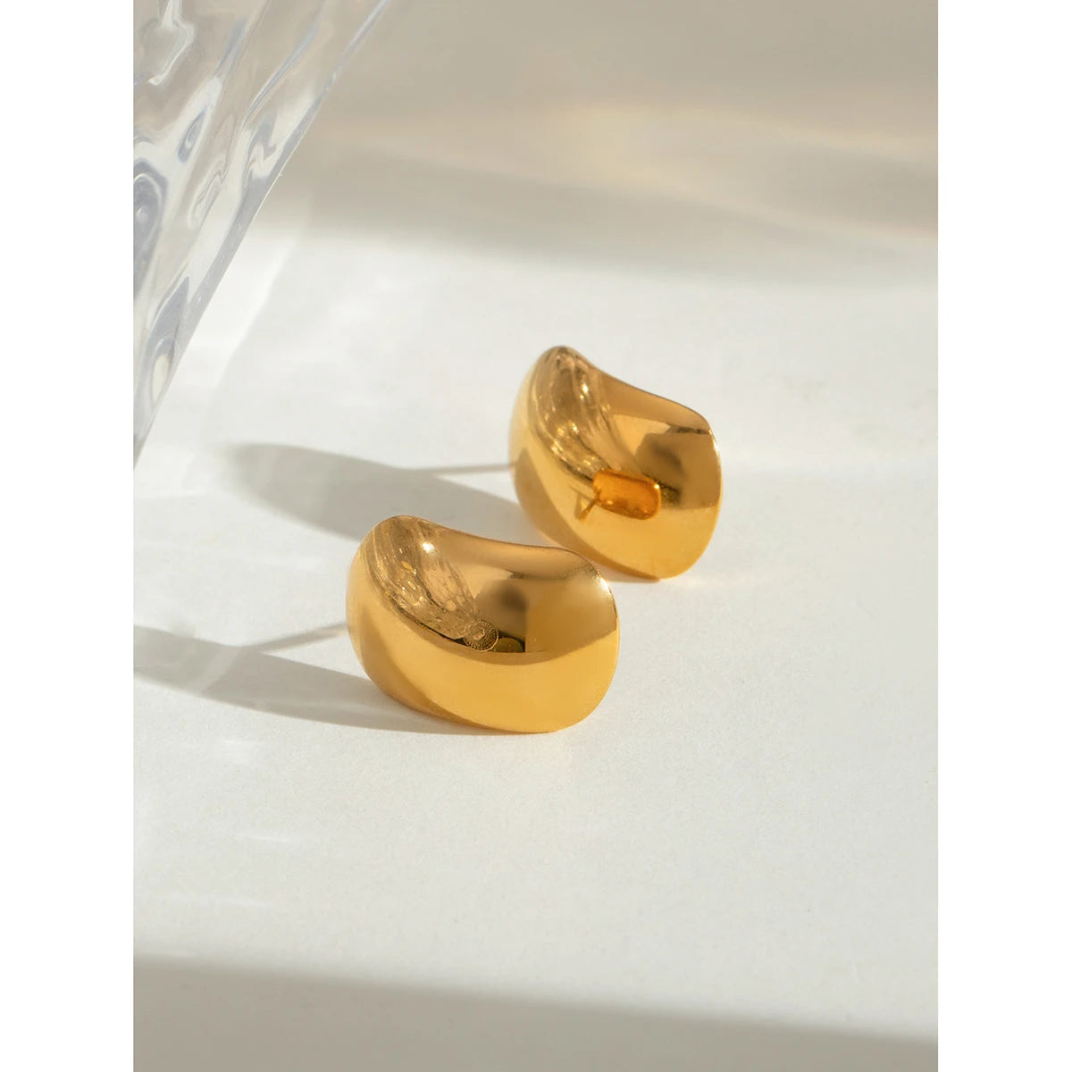 Brincos pequenos ovais simples e lisos de aço inoxidável banhado a ouro 18K para mulheres, joias charmosas e modernas com textura metálica para uso diário