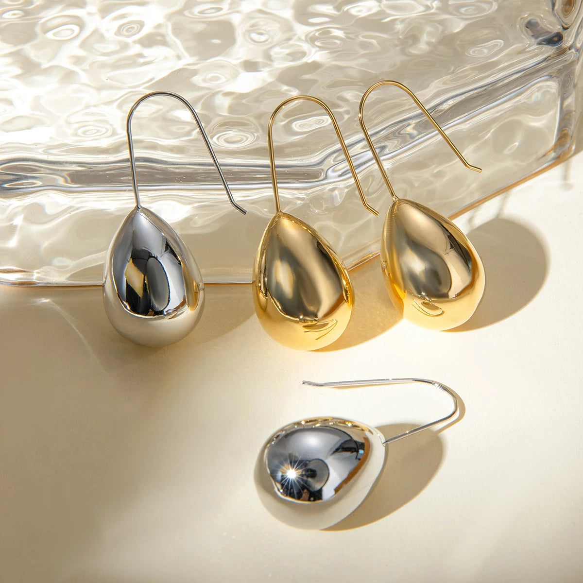 16K PVDメッキステンレススチール中空ウォータードロップイヤーフックイヤリング防水トレンディ女性精巧なジュエリービジュー女性用