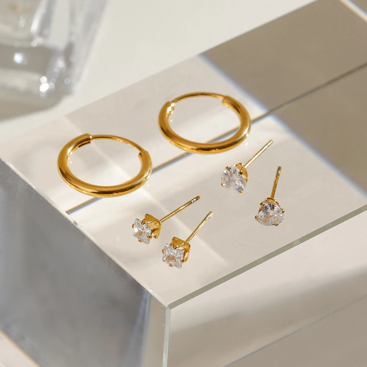 3 par pr. kort rustfrit stål hvid zirkon med almindelige cirklede øreringe 18K PVD-belagte anti-allergiske rustsikre smykker