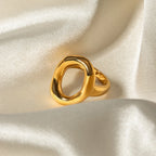 Anillo cerrado de acero inoxidable con diseño hueco ovalado único y elegante con textura metálica, chapado en oro de 18k, joyería para mujer