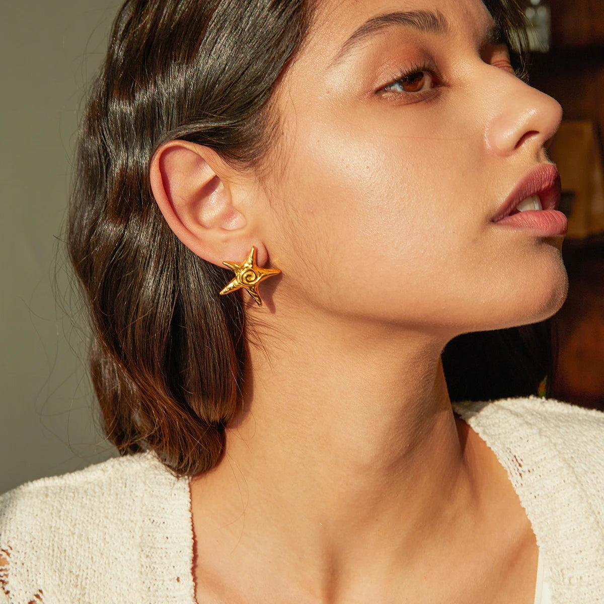 Pendientes de botón en espiral con forma de estrellas de cinco puntas minimalistas chapados en oro de 18k de acero inoxidable impermeables joyería chic femenina para gala