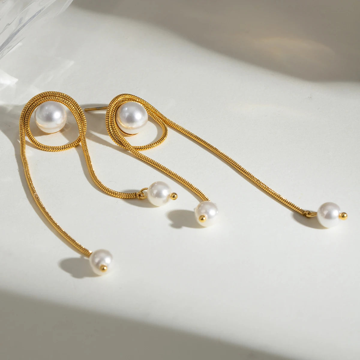 Imitationsmuschelperlen runde Schlangenkette Quastenohrringe aus Edelstahl, 18K PVD-beschichtet, allergiepräventiver Ohrschmuck