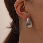 Dråbeformet børstet minimalistisk rustfrit stål 18K forgyldt mat guld øreringe Anløbssikre lette luksus øresmykker til kvinder