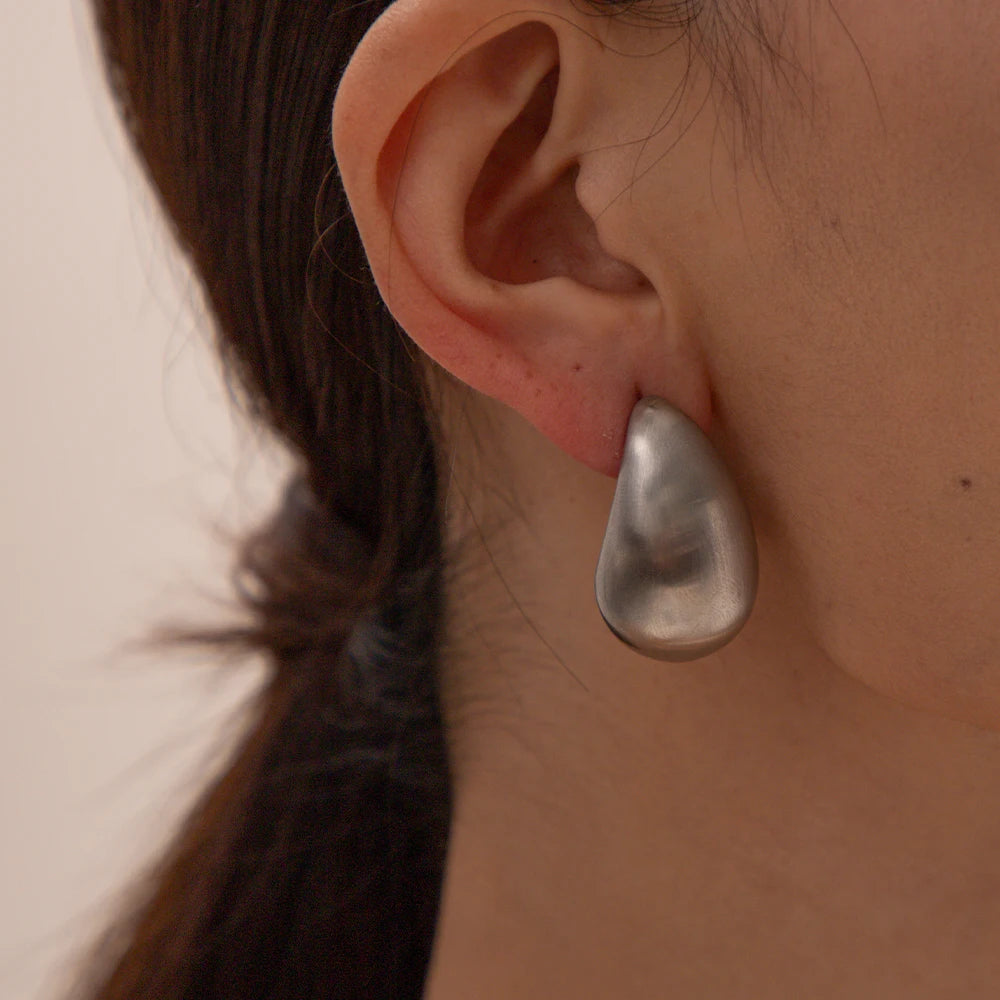 Dråbeformet børstet minimalistisk rustfrit stål 18K forgyldt mat guld øreringe Anløbssikre lette luksus øresmykker til kvinder