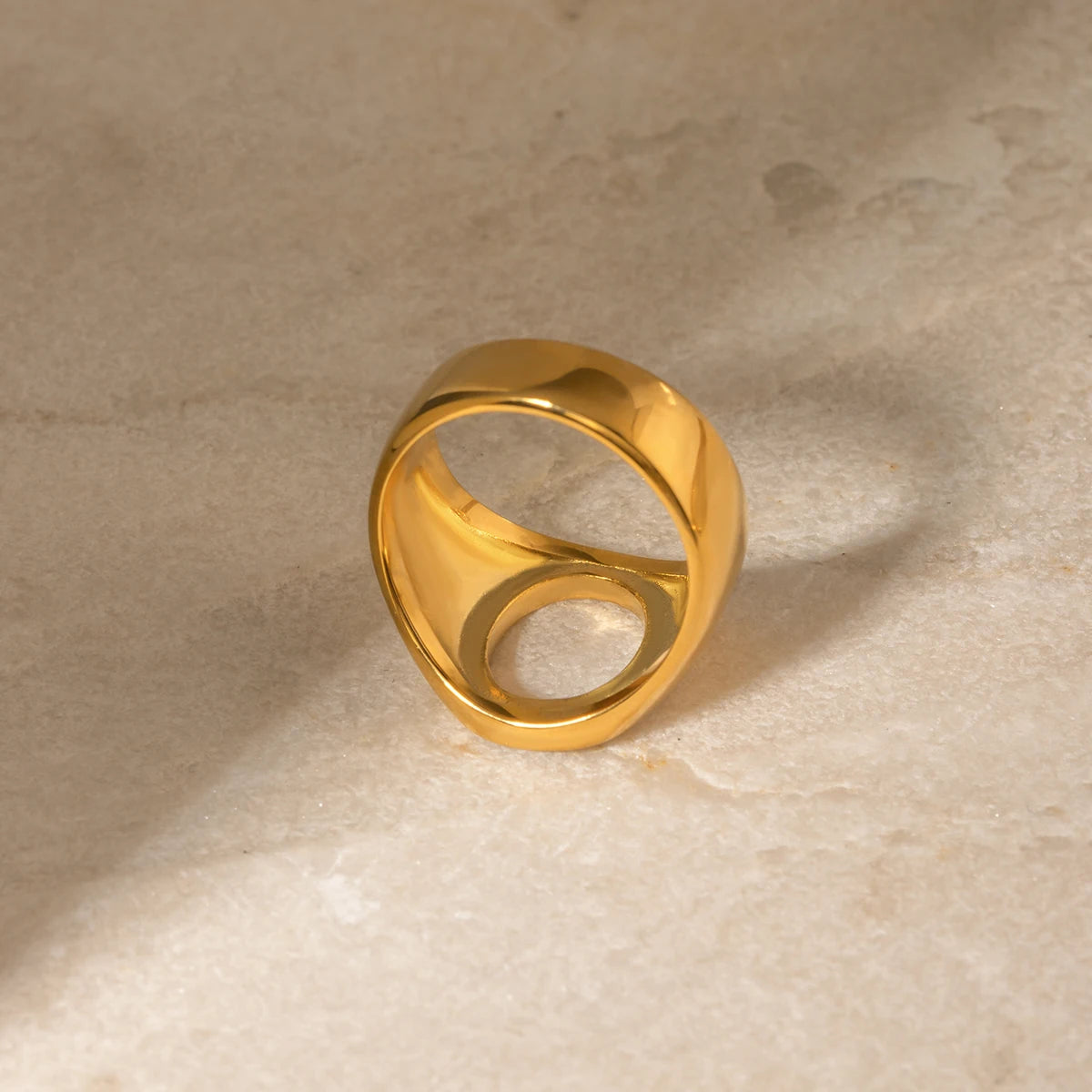 Roestvrijstalen minimalistische 18k gouden modieuze ovale holle ring met ingelegde rhinestone roestbestendig voorkomt allergie trendy charm sieraden