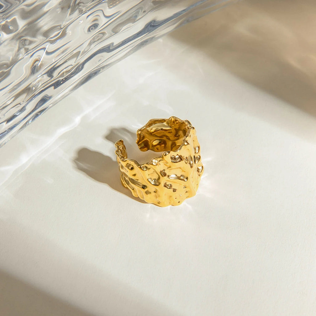 Exquisiter 18K PVD-beschichteter Edelstahl, zartes Hammerschlagmuster, weit geöffneter Ring, Damen, hochwertige Charme, stilvoller Schmuck