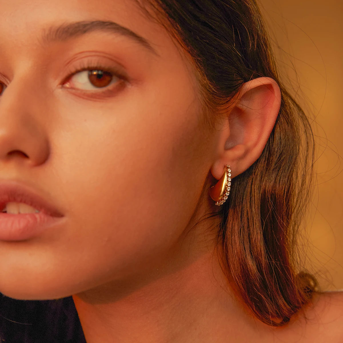 18k forgyldt delikat rustfrit stål Vanddråbe bønneøreringe Indlæg diamanter lette hyggelige smykker til kvinder