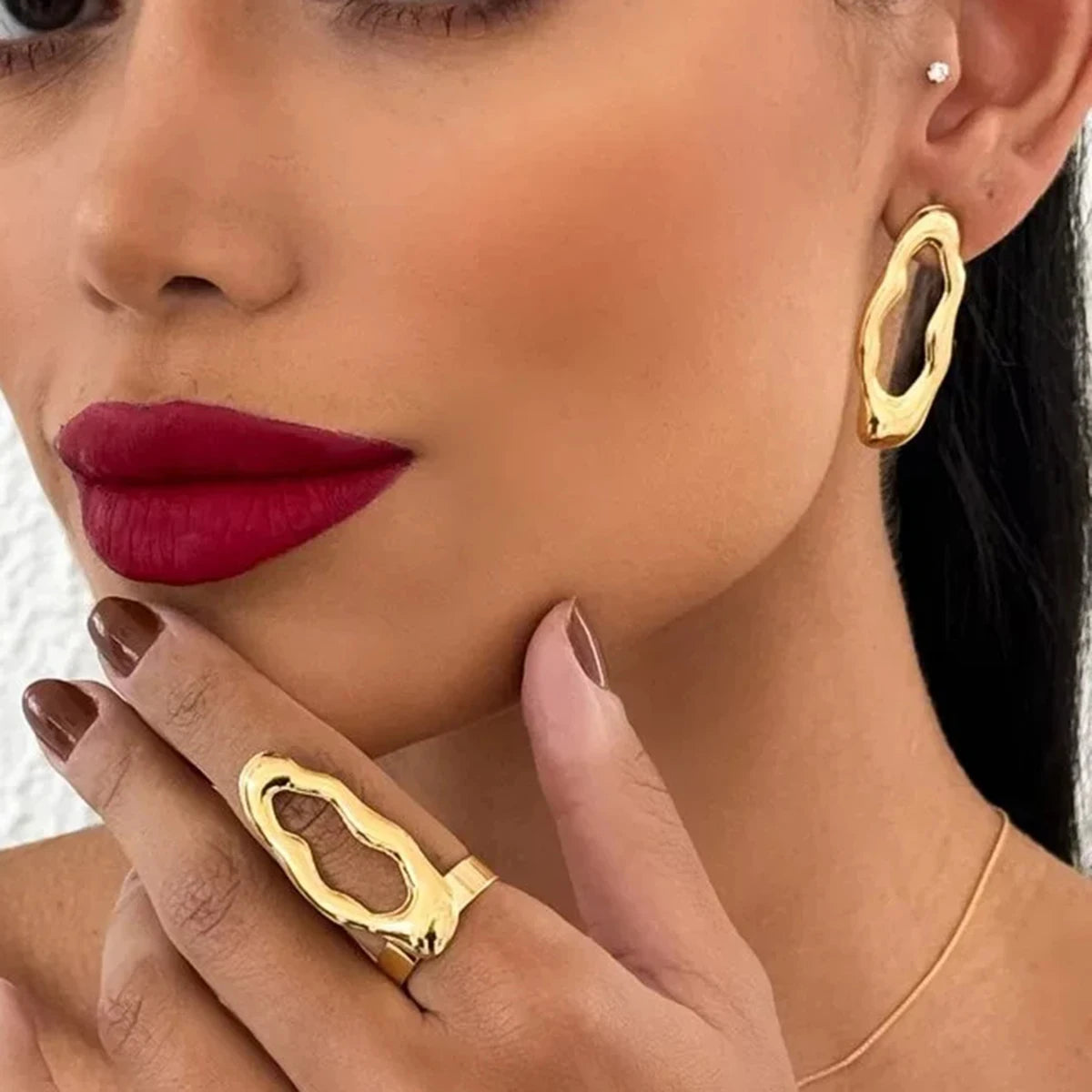 Minimalistische 18k vergoldete Edelstahl-Ohrstecker in unregelmäßiger Lava-O-Form für Frauen, antiallergisch, rostfrei, stilvoller Schmuck