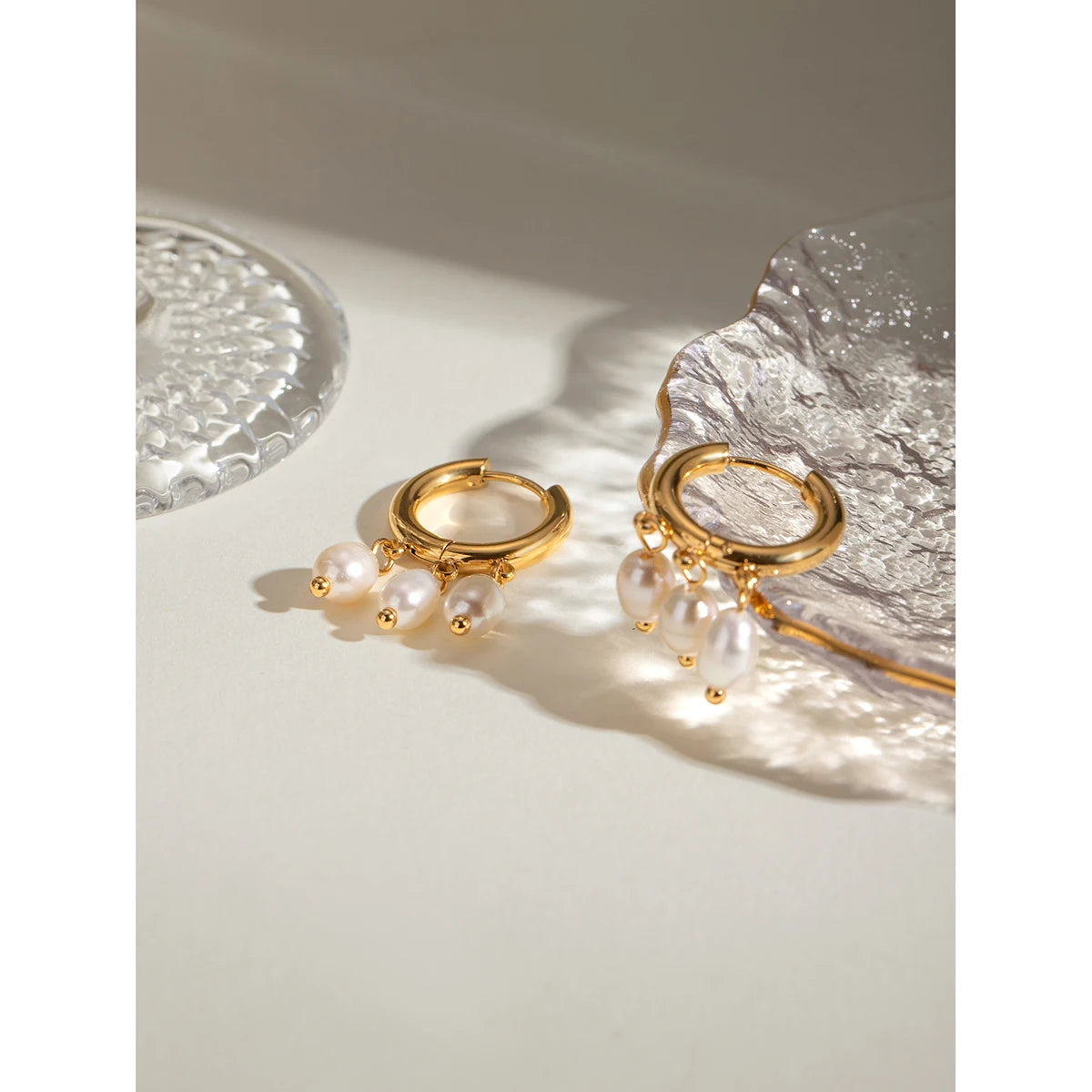 18K PVD-beschichtete modische Ohrringe mit drei weißen Süßwasserperlen, Edelstahl, wasserdichter Schmuck, Damen, stilvolle Bijoux