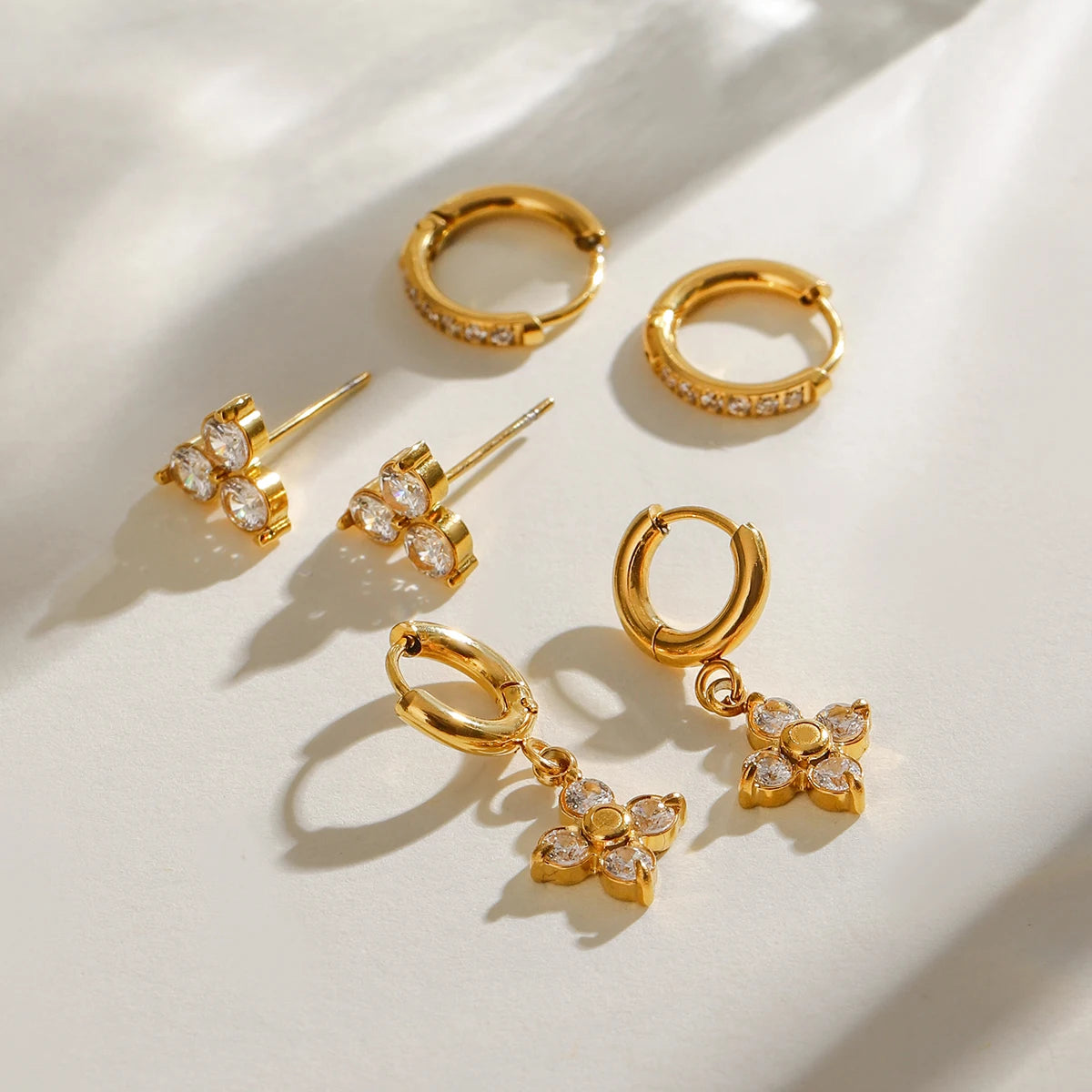 3 par pr. kort rustfrit stål hvid zirkon firespidsede stjerne øreringe 18K PVD belagte anti-allergiske rustsikre smykker