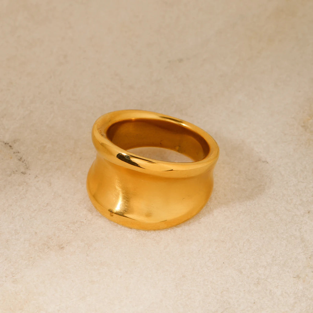 Anello chiuso geometrico dorato spazzolato in acciaio inossidabile placcato oro 18K con texture metallica per dito, gioielleria in acciaio inossidabile da donna, regalo