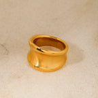 Anello chiuso geometrico dorato spazzolato in acciaio inossidabile placcato oro 18K con texture metallica per dito, gioielleria in acciaio inossidabile da donna, regalo