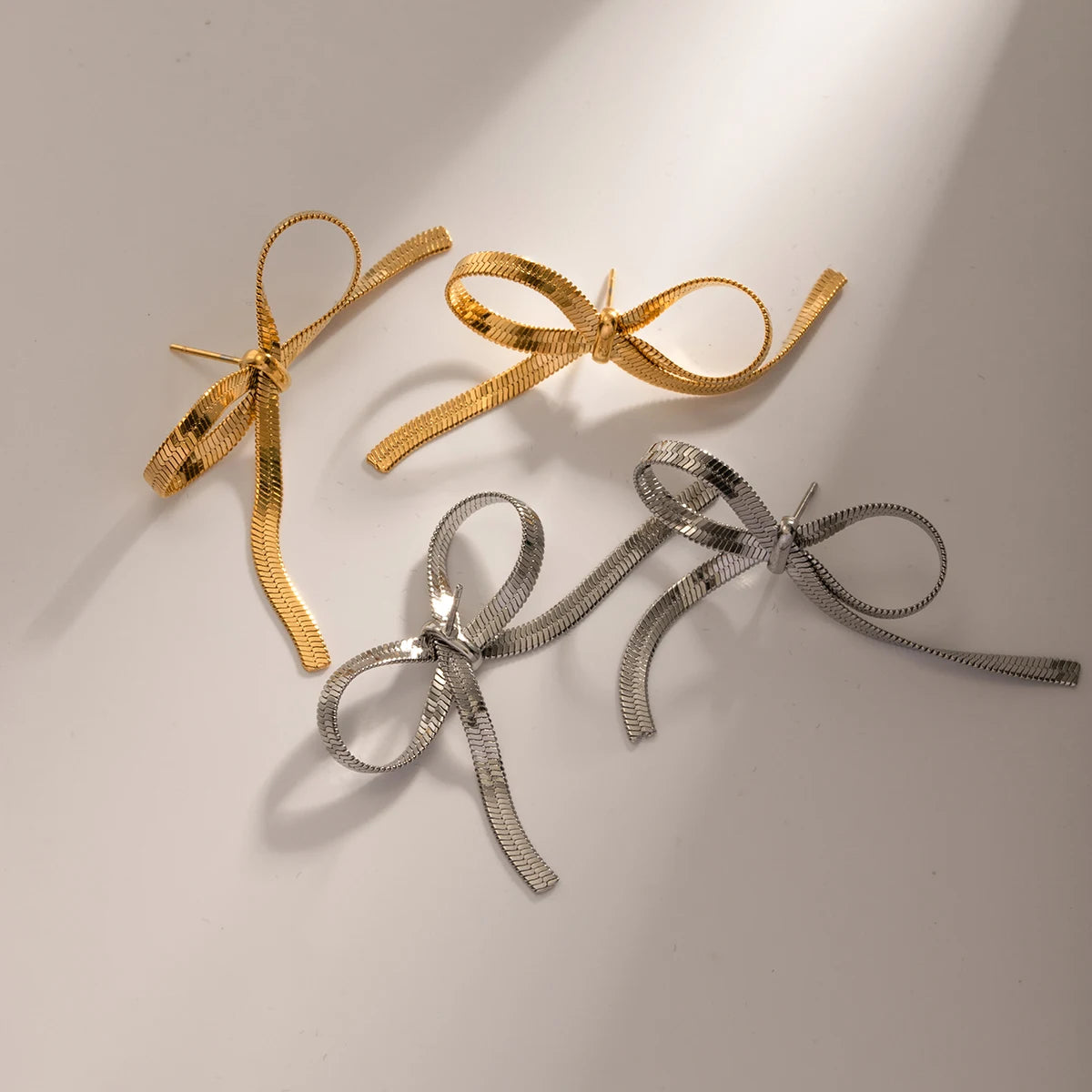 Kolczyk w kształcie kokardki z łańcuszkiem wężowym, modny, geometryczny, ze stali nierdzewnej pozłacanej 18K, dla kobiet, zapobiegający alergiom, biżuteria wyrazista