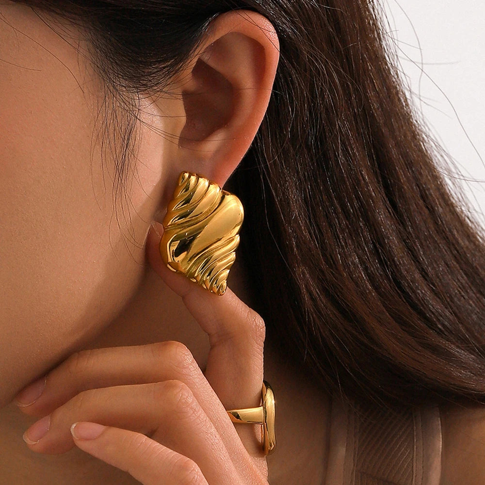 Leichte Gemütliche Minimalistische Muschel/Croissant-förmige Ohrringe aus Edelstahl Statement-Metall 18k Goldbeschichtet Wasserdichter Schmuck für Frauen