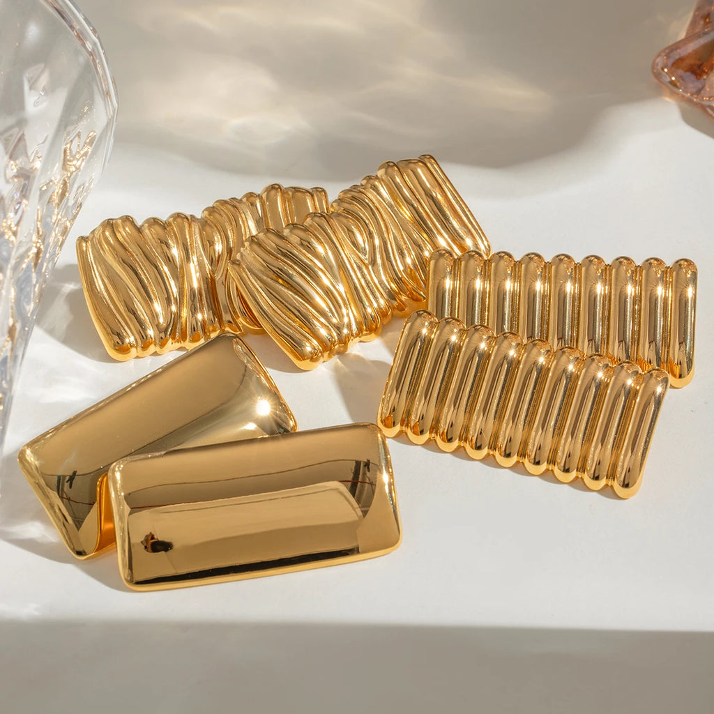Pendientes cuadrados convexos con patrón de onda de acero inoxidable chapado en oro de 18K para mujer, encantos de metal con textura, joyería impermeable, regalo para gala