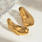 18K PVD-beschichtete modische asymmetrische Linsen-konvexe Hammerschlag-Struktur Ohrringe aus Edelstahl für Frauen, allergiepräventiv, stilvoller Schmuck