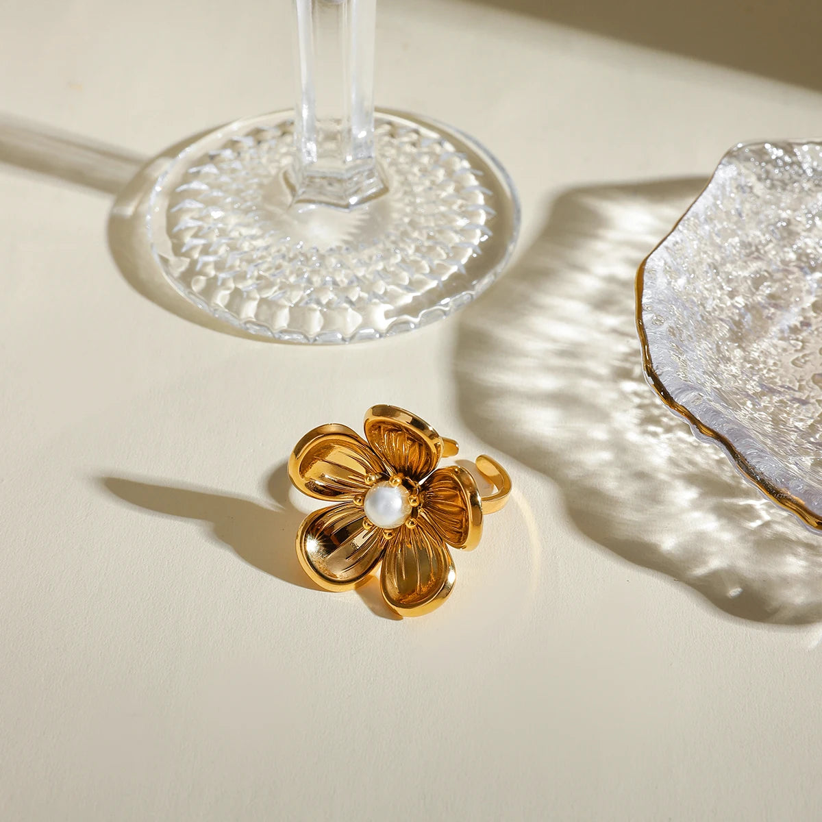 Minimalistischer, 18k vergoldeter, leichter, gemütlicher, blumenförmiger, haftender Kunststoff-Perlen-Öffnungsring für Frauen, Statement-Schmuck aus Edelstahl