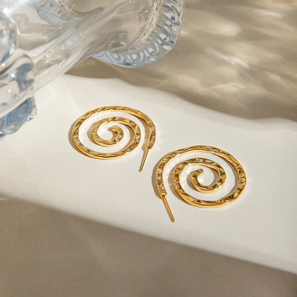 18K guldbelagte, hammerede korncirkelspiralpunkøreringe Trendy anløbssikker dangle geometriske øreringe til kvinders mode