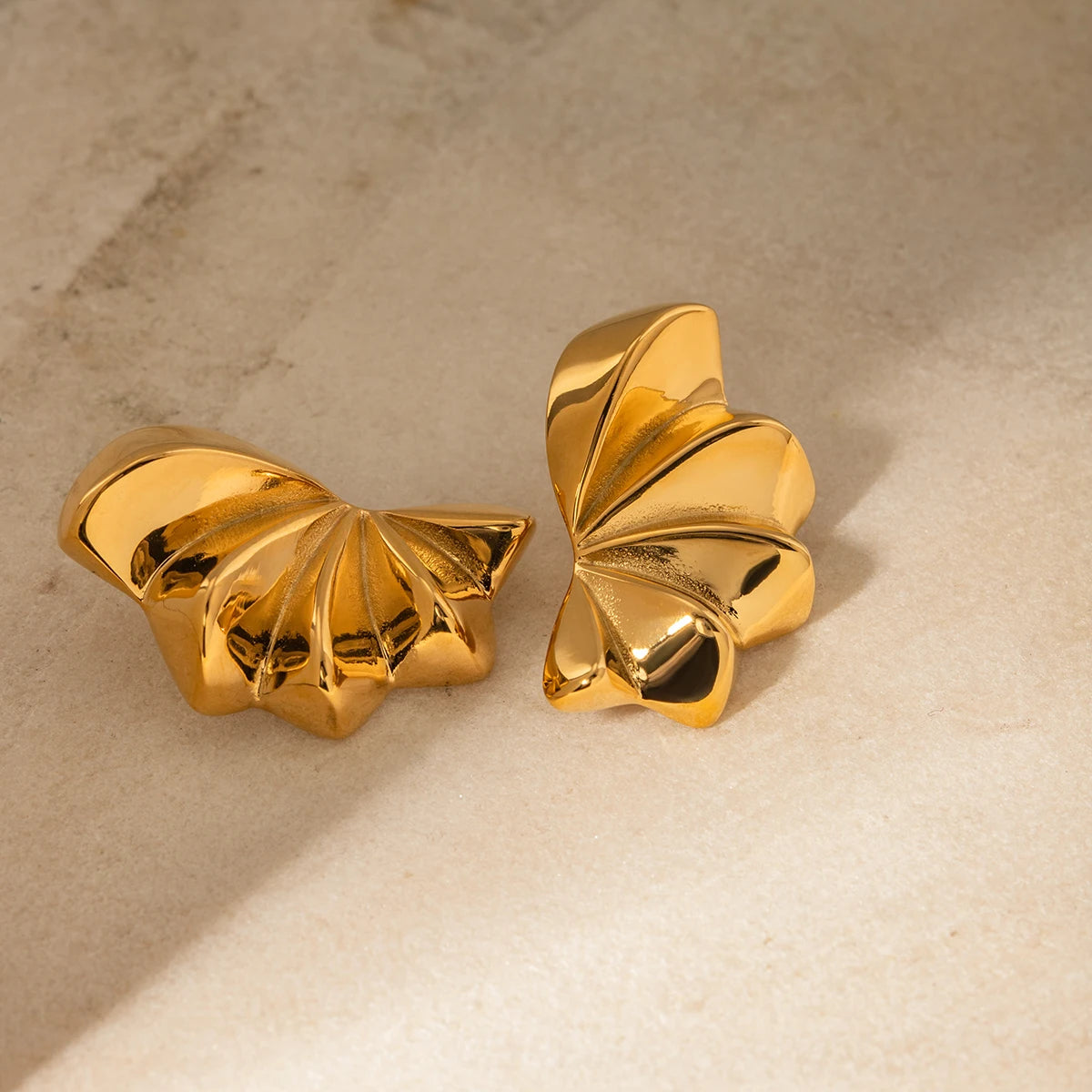 Geometrische wasserdichte 18k vergoldete Edelstahl-Ohrringe mit Fledermausflügel-Anhänger, modischer Statement-Schmuck, antiallergisch