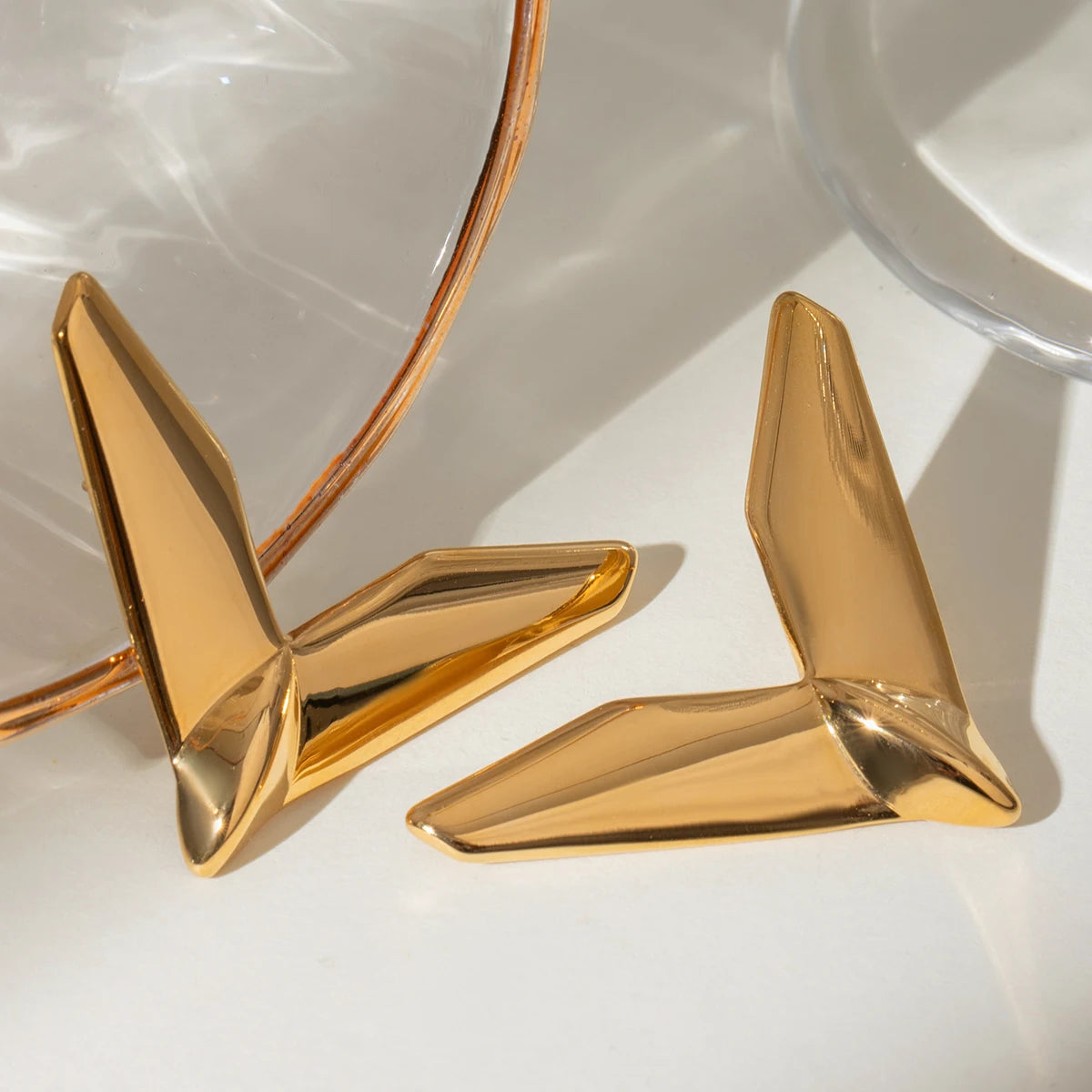 Højkvalitets 18K forgyldt rustfrit stål Geometriske V-formede usædvanlige øreringe Vandtætte Attraktivt forhindre allergi smykker