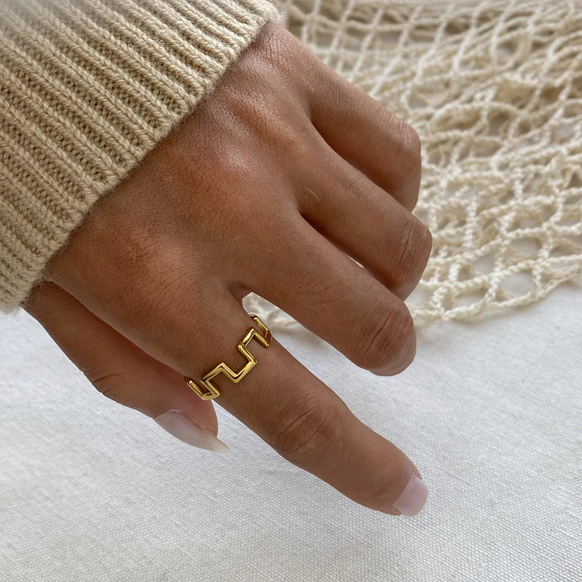 18K PVD minimalistischer rostfreier Edelstahl quadratischer Citadel-Open-End-Ring für Damen stilvoller täglicher antiallergischer Schmuck