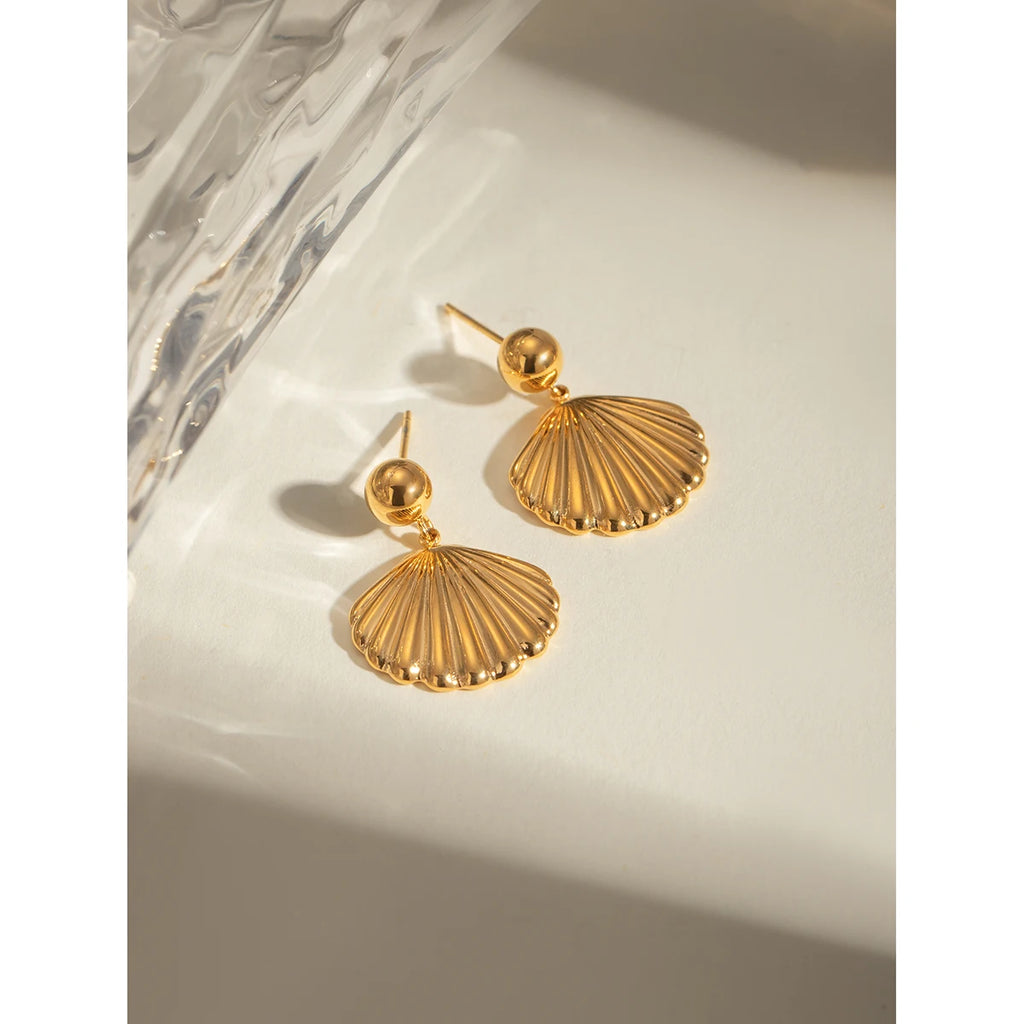 Brinco de Concha do Mar Pequena Bola de Metal Textura Resistente à Água Hipoalergênico Fino Polido em Aço Inoxidável Banhado a Ouro 18K