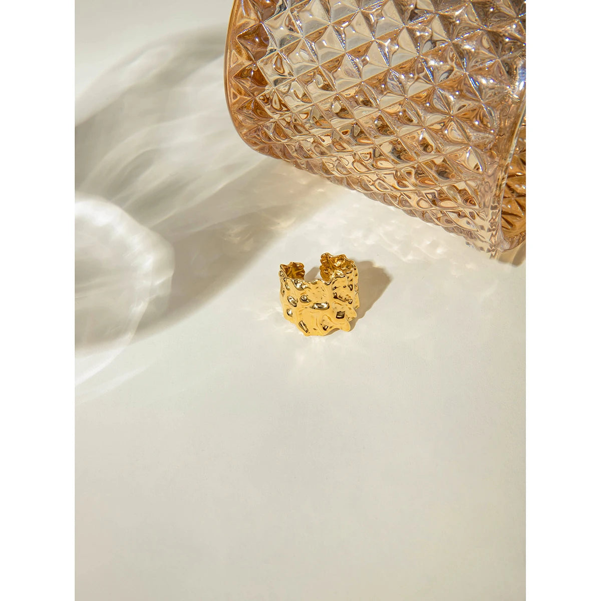 Exquisiter 18K PVD-beschichteter Edelstahl, zartes Hammerschlagmuster, weit geöffneter Ring, Damen, hochwertige Charme, stilvoller Schmuck