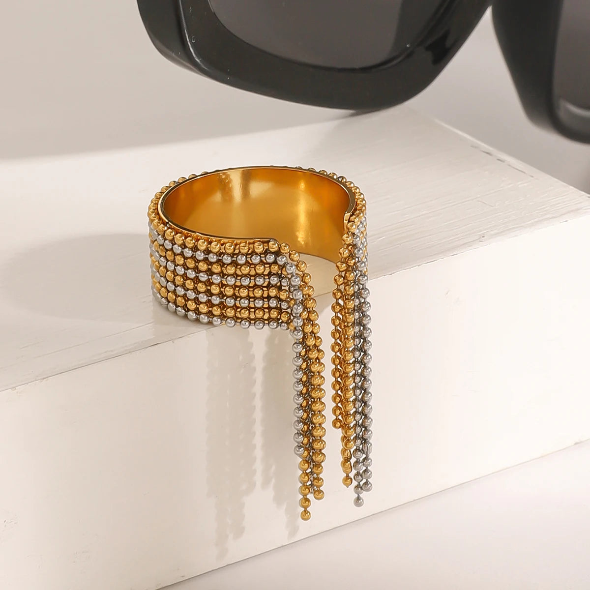 18K vergoldeter Charm geschichteter runder Perlenquasten offener Ring Damen Edelstahl antiallergischer Schmuck Vanity Fair Party Geschenk