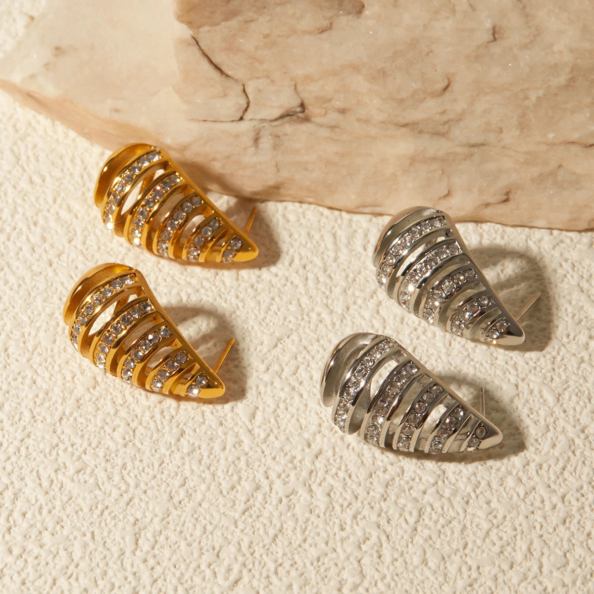 Orecchino a goccia d'acqua cavo striato minimalista placcato in oro 18k in acciaio inossidabile con strass incastonati, gioielleria europea di tendenza e di grande effetto