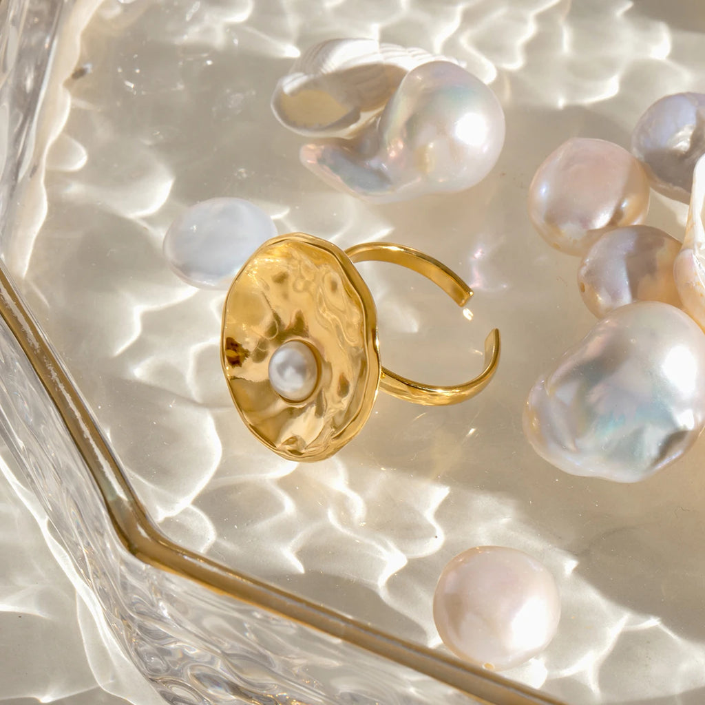 Minimalistischer 18K PVD-beschichteter Edelstahl runder Hammerkorn konkaver offener Ring leichter gemütlicher Damenschmuck mit Charme und Statement