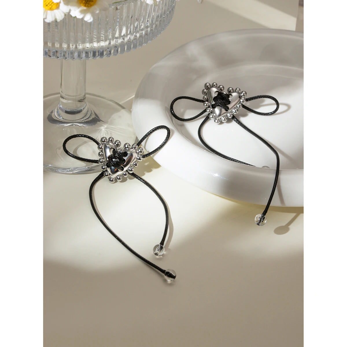 Pendientes de cordón de cera negra con corazón gótico de estilo Y2K ligero y acogedor chapado en color acero minimalista para mujer, joyería llamativa encantadora