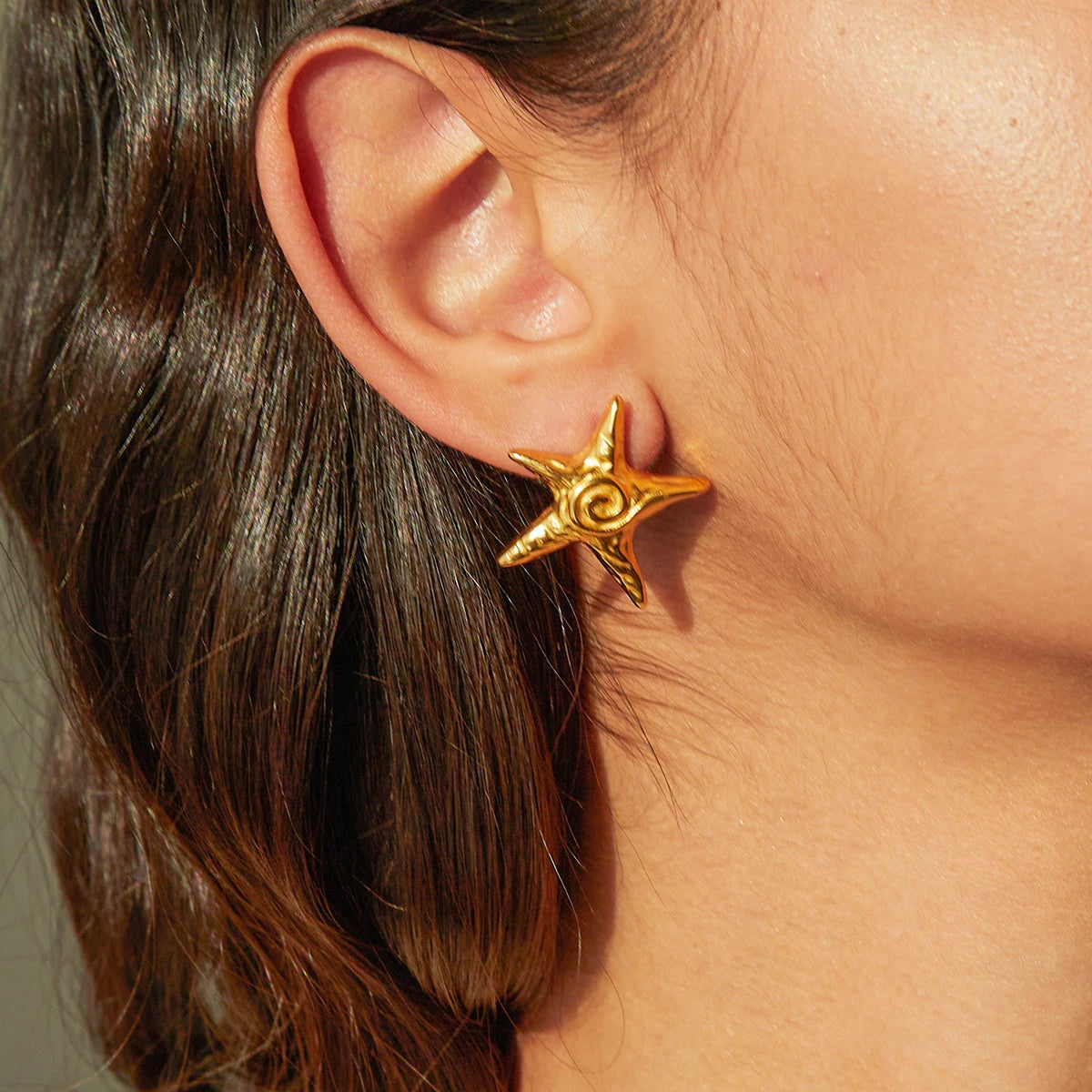Pendientes de botón en espiral con forma de estrellas de cinco puntas minimalistas chapados en oro de 18k de acero inoxidable impermeables joyería chic femenina para gala