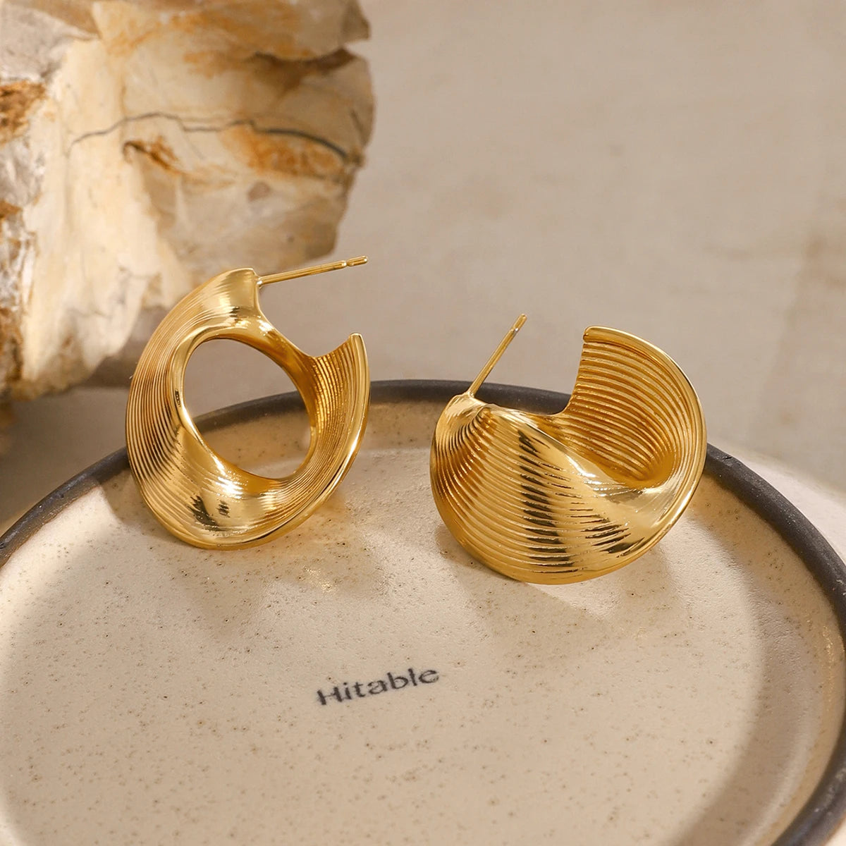 Minimalistisk 18k vintage uregelmæssig snoet stykke Ribbede øreringe, charmerende rustfrit stål, vandtætte attraktive smykker