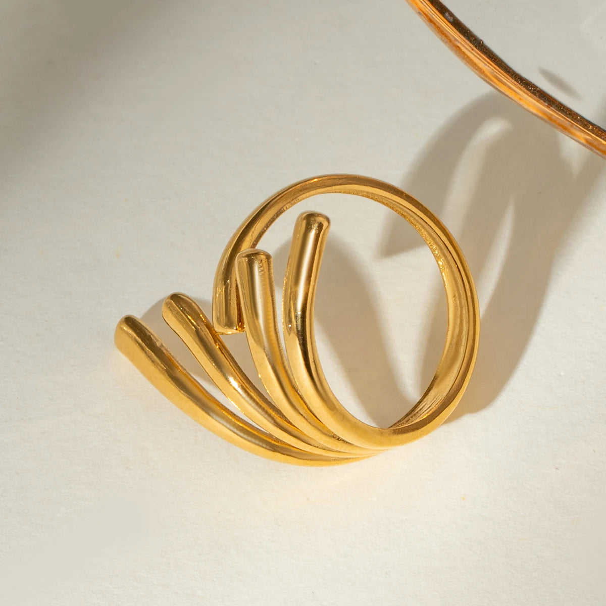 18K vergoldeter Edelstahl asymmetrischer unregelmäßiger Linien offener Ring täglicher Damenschmuck mit Metallstruktur trendiger Charme Bijoux