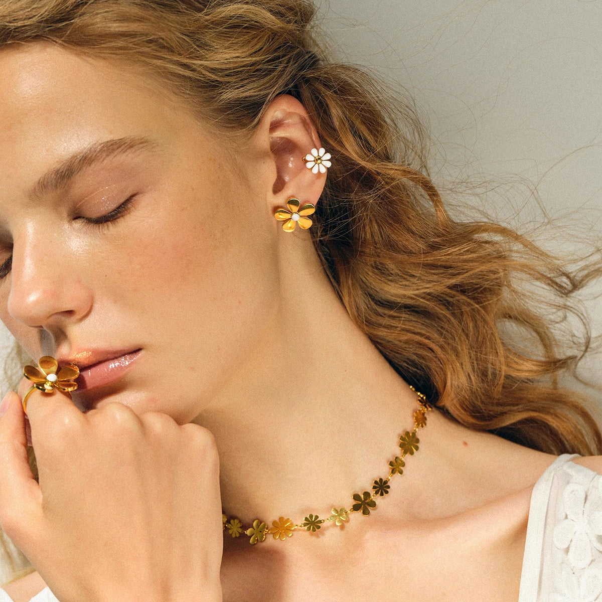 Rustfrit stål lys luksus 18K PVD belagt hvid olie dryppende fem-bladede blomst Small Daisy øreringe Kvinder Statement smykker