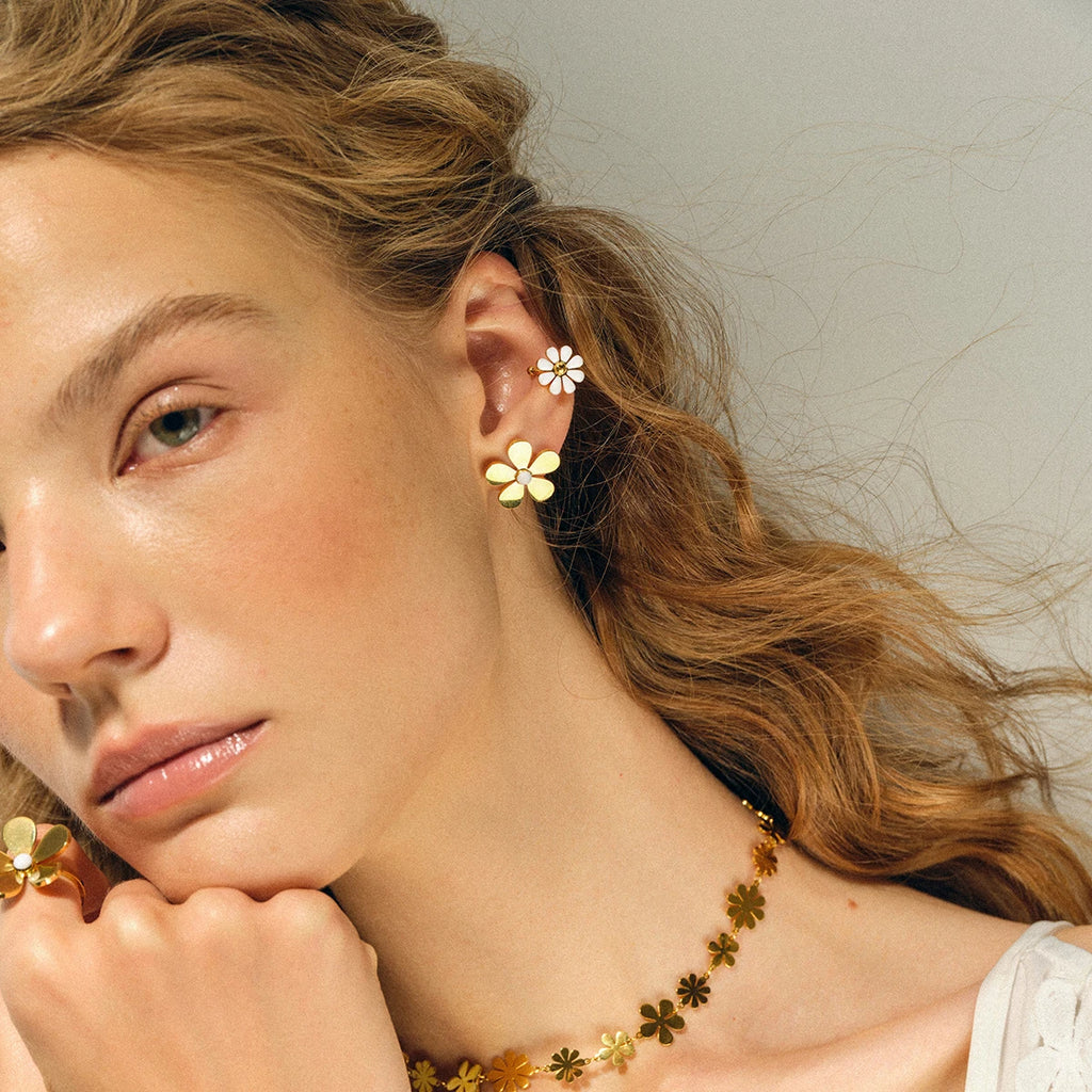 Rustfrit stål lys luksus 18K PVD belagt hvid olie dryppende fem-bladede blomst Small Daisy øreringe Kvinder Statement smykker