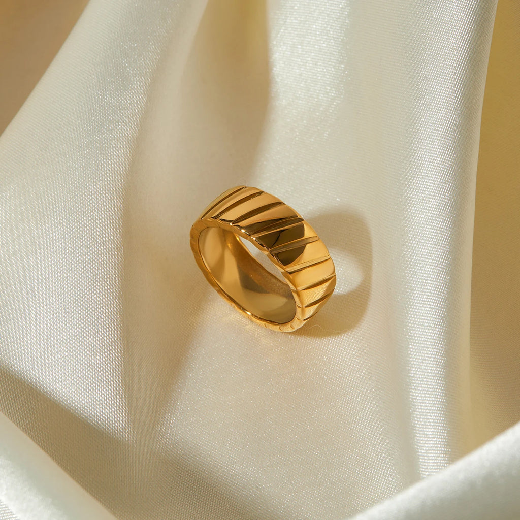 Anillo cerrado de acero inoxidable para mujer con patrón hipotenusa geométrico simple único elegante chapado en oro de 18k, joyería distintiva anti