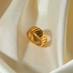 Anillo cerrado de acero inoxidable para mujer con patrón hipotenusa geométrico simple único elegante chapado en oro de 18k, joyería distintiva anti