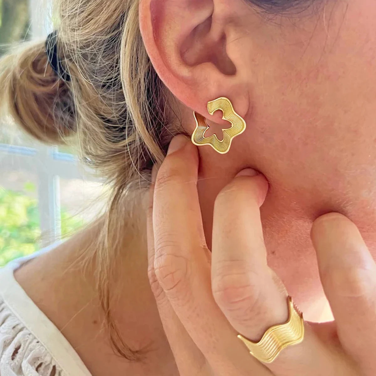 18K PVD Plated Vintage Fashion Minimalist Wave Line Closed Ring Stainless Steel Women Prevent Allergy Metal Stylish Jewelry