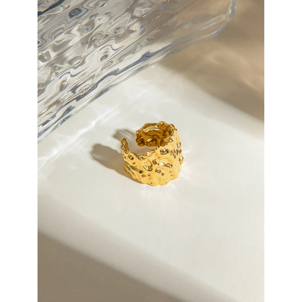 Exquisiter 18K PVD-beschichteter Edelstahl, zartes Hammerschlagmuster, weit geöffneter Ring, Damen, hochwertige Charme, stilvoller Schmuck