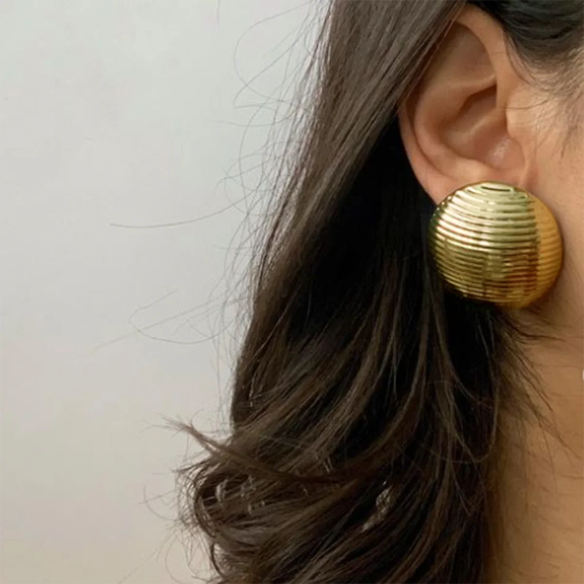 Brincos Redondos Tipo Botão com Listras Horizontais Geométricas em Aço Inoxidável Metálico Banhado a Ouro 18K para Mulheres Joias da Moda Presente para Gala