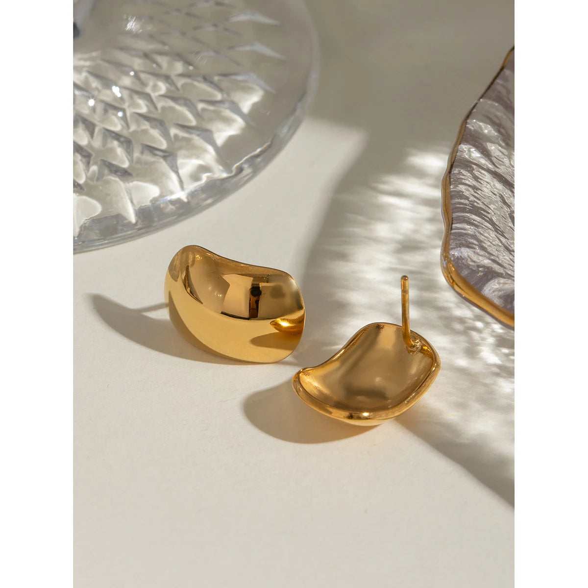 Brincos pequenos ovais simples e lisos de aço inoxidável banhado a ouro 18K para mulheres, joias charmosas e modernas com textura metálica para uso diário