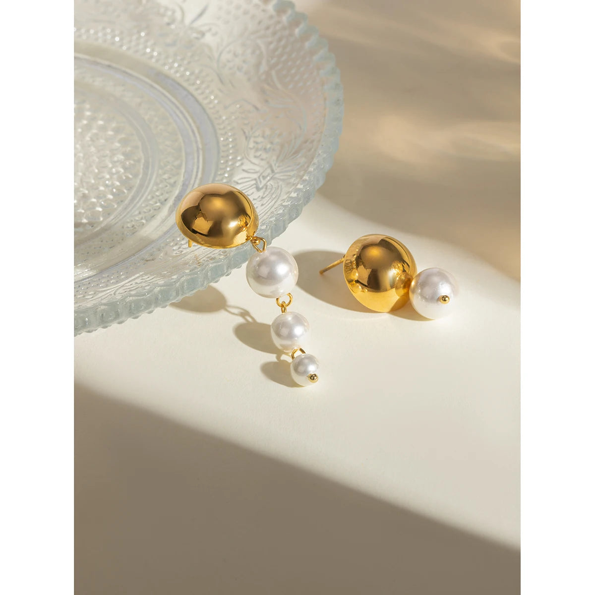 Exquisite 18K PVD-beschichtete Edelstahl zarte runde glatte hängende weiße Imitationsperlenohrringe für Frauen stilvoller Schmuck