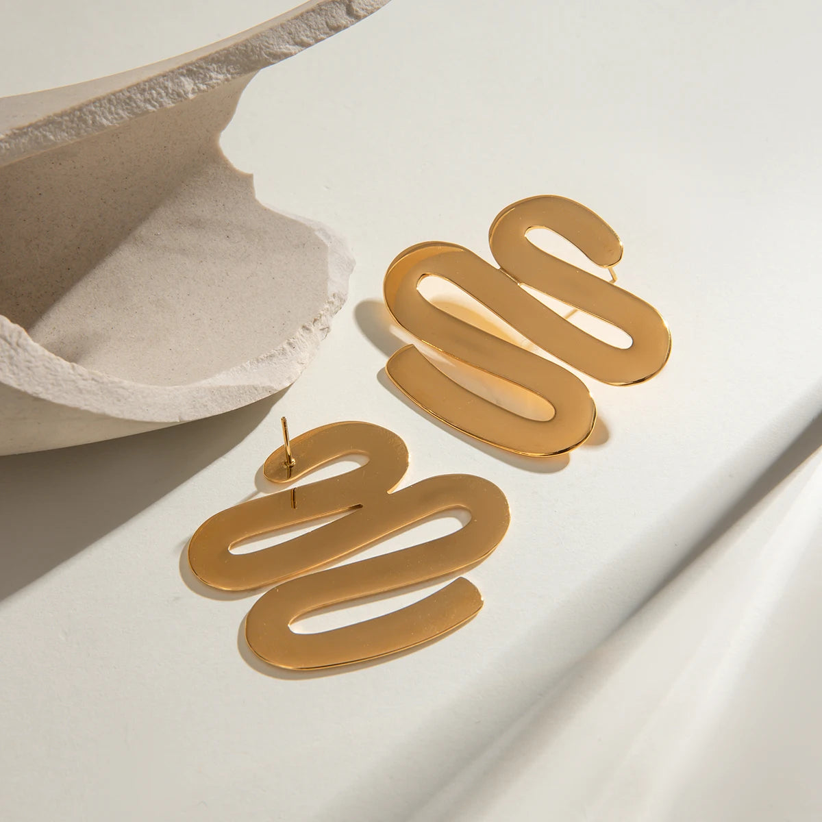 Minimalist 18k Gold Plated Serpentine S Shaped Smooth Earrings Stainless Steel Women Exquisite Jewelry Bijoux Femme